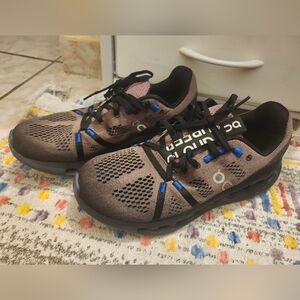 On CloudSurfer Running Sneackers